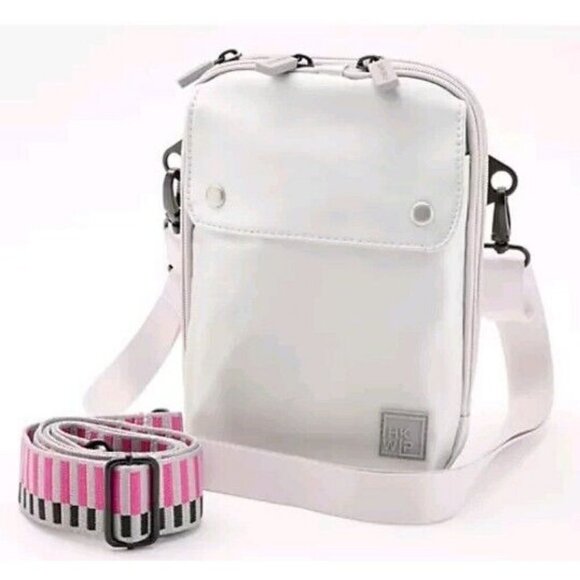 IHKWIP XL Everyday Essentials Crossbody with 2 Stra Silver Metallic Bag - Picture 1 of 6